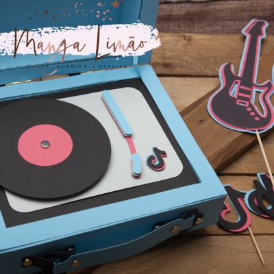 Conjunto de decoração em papel com gira-discos e símbolos musicais em caixa azul