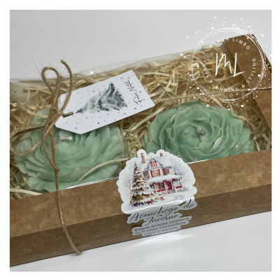 Caixa de velas verdes em forma de flor com embalagem de palha e cordão de juta