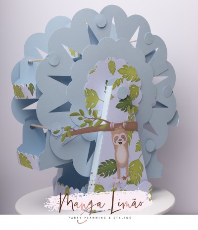 Roda gigante decorativa de papel azul claro com folhas verdes e bicho preguiça