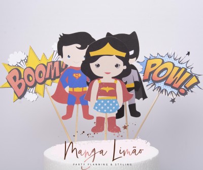 Topo de bolo com personagens de super-heróis manga e balões de fala coloridos