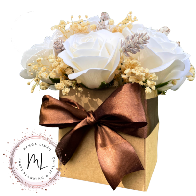 Arranjo de flores artificiais com laço castanho em vaso quadrado castanho