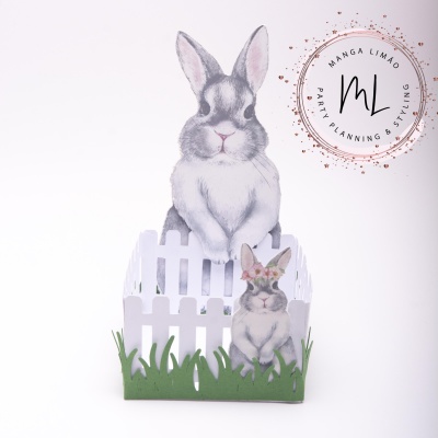 Suporte decorativo com coelhos e relva em madeira