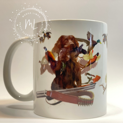 Caneca branca com estampa de cão spaniel, aves e espingarda.