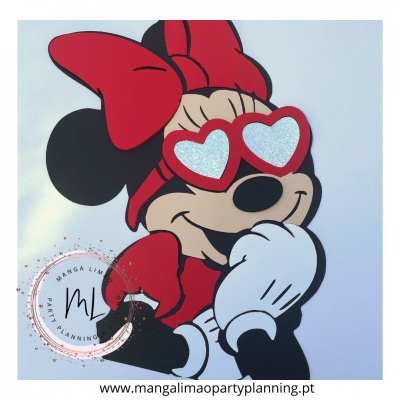 Imagem da personagem Minnie Mouse com óculos de coração azul e laço vermelho