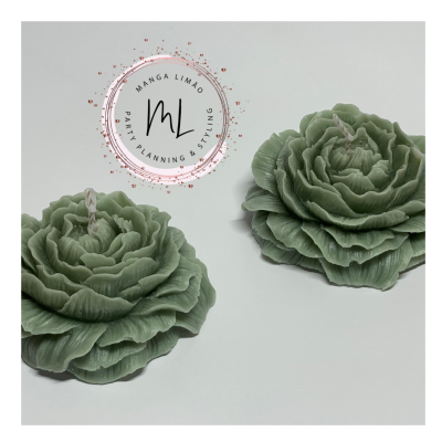 Velas verdes em forma de flor com pavios, superfície branca e logótipo MANGA LIMÃO