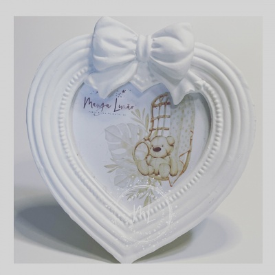 Moldura de fotografia em forma de coração branco com arco decorativo e imagem de ursinho