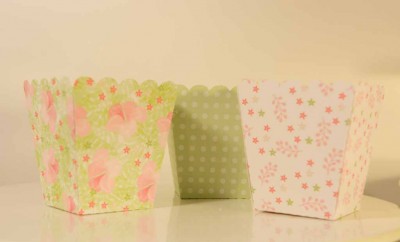 Caixas de papel para bolos com padrões florais e de bolinhas em tons pastel