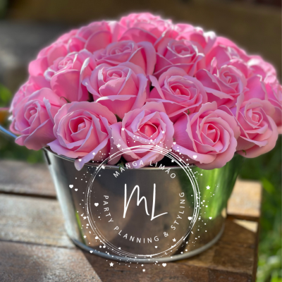 Arranjo de flores artificiais cor-de-rosa em vaso metálico prateado