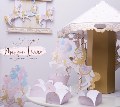 Decoração festiva tema carrossel com elementos em papel branco, dourado e rosa pastel
