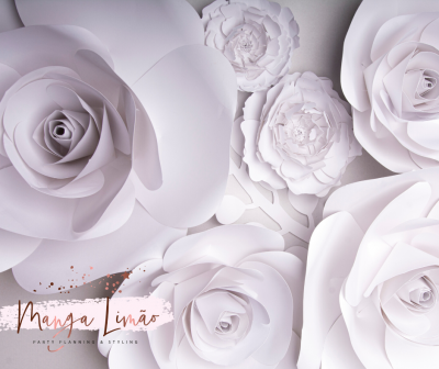 Flores grandes de papel branco decorativas com texto da marca Manga Limão