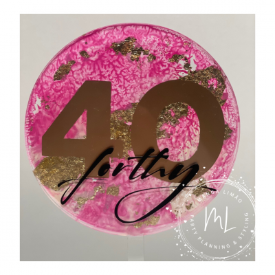 Topo de bolo redondo cor-de-rosa e dourado com número 40 e palavra thirty