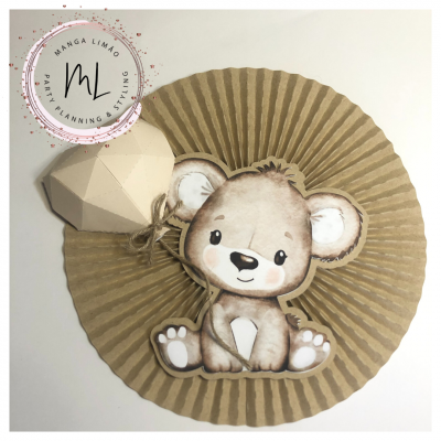 Decoração com desenho de ursinho e papel enrugado castanho