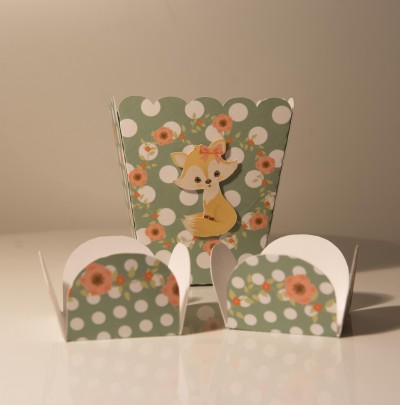 Caixas de papelão decoradas com bolinhas, flores e veado com laço