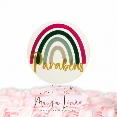 Decoração de bolo com arco-íris colorido e texto Parabéns em dourado sobre algodão doce cor de rosa