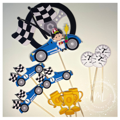 Enfeites de festa com carros de corrida azuis, bandeiras aos quadrados, troféus dourados e velocímetros