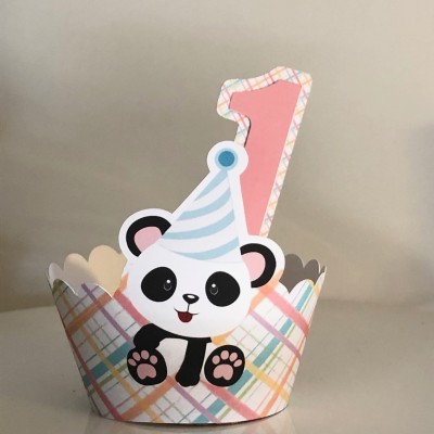 Suporte para cupcake decorado com panda e número 1 em padrão xadrez