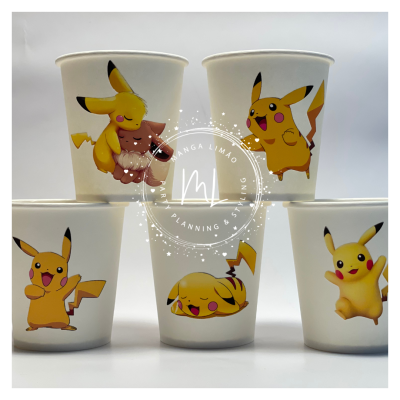 Cinco copos de papel branco com desenhos do personagem Pikachu em poses diferentes.