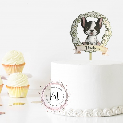 Bolo branco com topper ilustrado de cão e cupcakes com cobertura cremosa