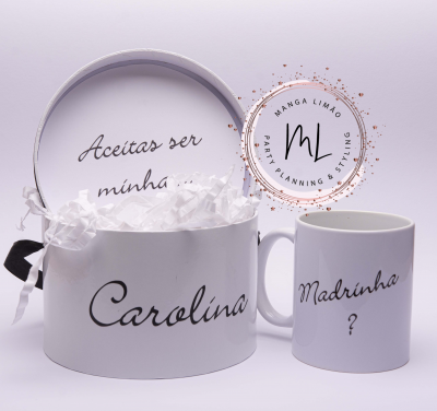 Caixa branca redonda com texto e caneca branca com texto preto