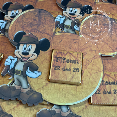 Figuras de Mickey Mouse explorador em papel com blocos com texto 'MIGUEL 22 JAN 23'.