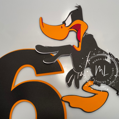Número 6 preto com contorno laranja e Pato Lucas