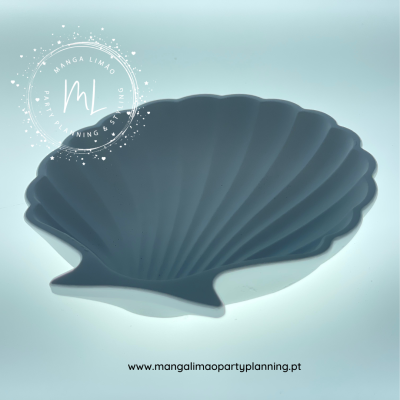 Prato decorativo azul em forma de concha com textura lisa