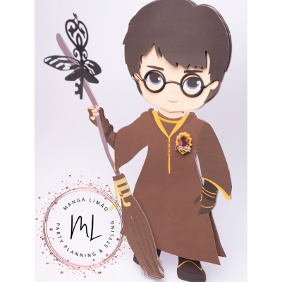 Figura de papel estilo manga com bata castanha e óculos redondos a segurar uma vassoura com acessório preto