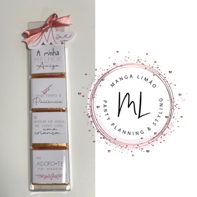 Barra de chocolate em embalagem branca com texto em português e laço rosa