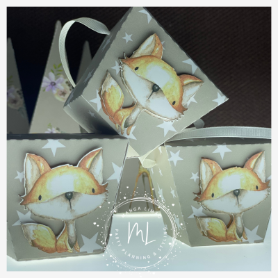 Caixas de papel cinza com estrelas brancas e raposas desenhadas em tons laranja, branco e amarelo