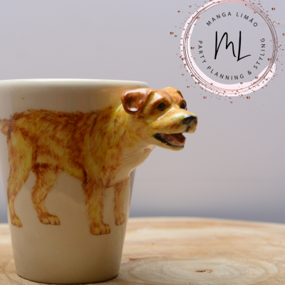 Caneca branca com cão em relevo e selo 'MANGA LIMÃO PARTY PLANNING & STYLING'