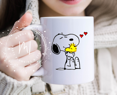 Caneca branca com Snoopy e Woodstock abraçados com corações vermelhos