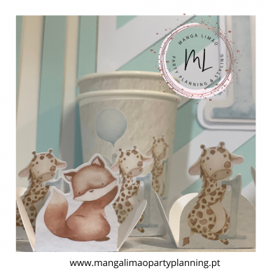 Suportes para doces com desenhos de raposa e girafas em frente a chávenas de papel bege