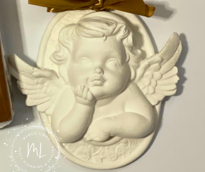Ornamento decorativo branco em forma de anjo com asas e fita dourada