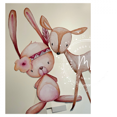 Desenho infantil de coelho cor-de-rosa e veado castanho em aquarela