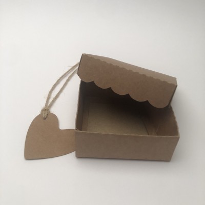 Caixa pequena de papel castanho com tampa e etiqueta em forma de coração
