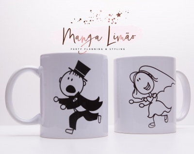 Duas canecas brancas com desenhos animados de noivo e noiva a preto