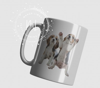 Copo branco com imagem de dois cães Beagle