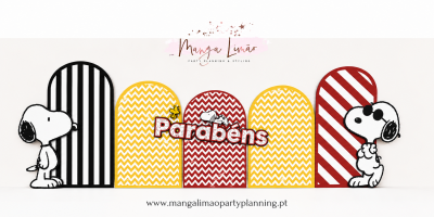 Painel decorativo com arcos coloridos e o personagem Snoopy