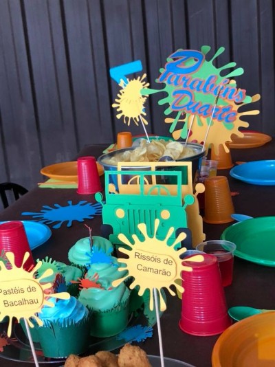 Mesa decorada com tema infantil com jeep de papel e etiquetas de comida