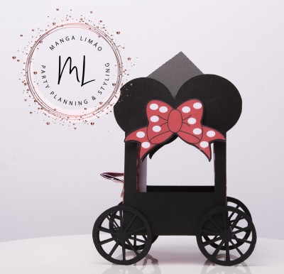 Carruagem decorativa preta com laço vermelho e branco, rodas grandes, sobre superfície branca