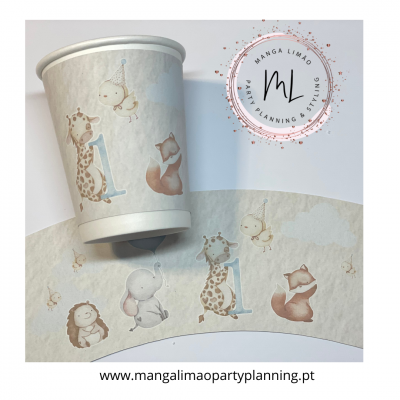 Copo de papel com ilustrações de animais bebés e faixa decorativa a condizer