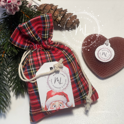 Saco xadrez vermelho e vela coração castanho com etiquetas e decoração natural