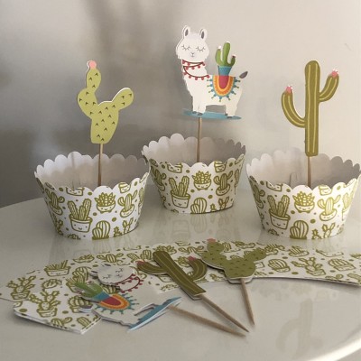 Forminhas para cupcakes decoradas com toppers de papel de cactos e lhama