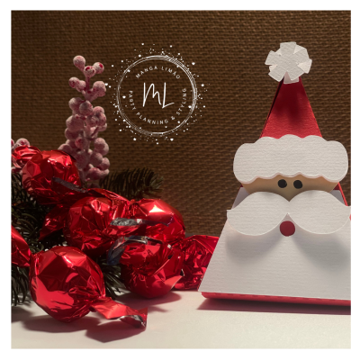 Boneco de Pai Natal de papel com bombons vermelhos em fundo castanho