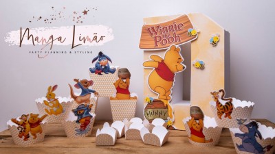 Decoração para festa Winnie the Pooh com suporte e caixas de papelão e papel com personagens coloridos