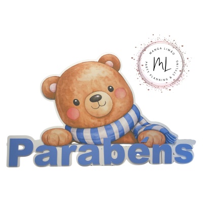 Cartaz urso castanho com cachecol azul e branco e texto Parabéns