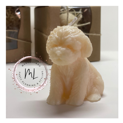 Vela em forma de cão sentado cor creme com textura detalhada e pavio visível