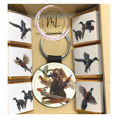 chaveiro com imagem de cão e patos, e chocolates pequenos com ilustrações de aves, caixa castanha