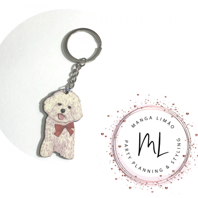Porta-chaves com figura de cão branco e laço vermelho
