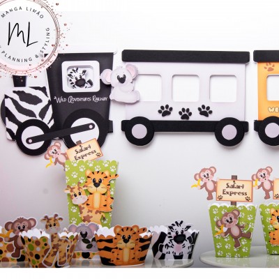 Decoração infantil tema safari com animais em caixas coloridas e comboio decorativo